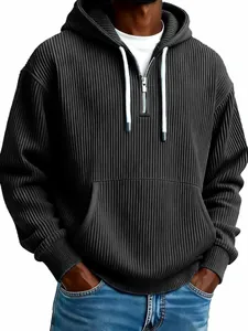 Gros plan sur la texture en velours côtelé de ce sweat à capuche pour homme avec demi-zip