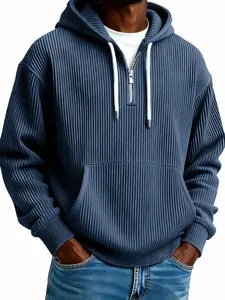 Vue détaillée du sweat à capuche bleu en velours côtelé pour homme avec poche kangourou