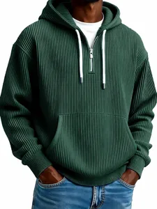 Vue détaillée du sweat à capuche pour homme en velours côtelé vert foncé avec demi-zip