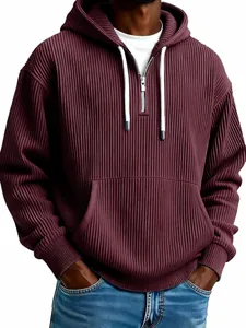 Gros plan d'un sweat à capuche en velours côtelé bordeaux pour homme avec demi-zip