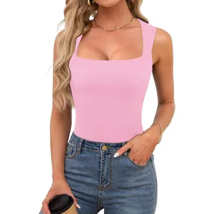 Détail du débardeur sans manches ajusté à col carré pour femme en couleur rose clair