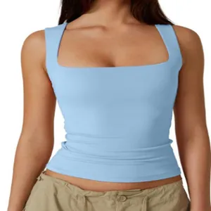 Vue détaillée d'un débardeur bleu clair ajusté à encolure carrée sur un mannequin