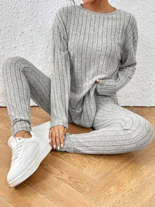 Detaillierte Nahaufnahme des grauen Rippstrick-Stoffes eines stilvollen Damen-Lounge-Sets