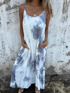 Λεπτομερής όψη γκρι και λευκού tie-dye μάξι φορέματος με πλευρικές τσέπες.