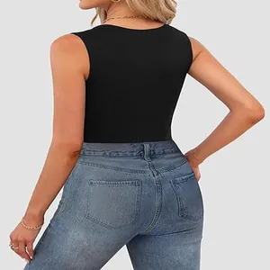 Vue arrière détaillée d'un débardeur noir moulant pour femme assorti à un jean en denim