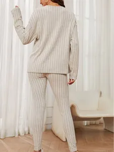 Rückansicht eines beigen gerippten Strick-Loungewear-Sets für Damen, zweiteilig