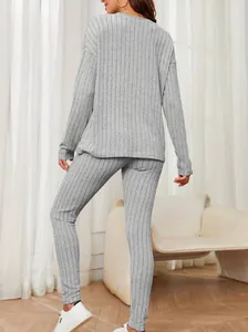 Rückansicht eines grauen, gerippten Strick-Loungewear-Sets für Damen mit weitem Oberteil
