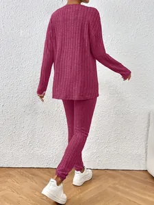 Detaillierte Rückansicht des magentafarbenen, gerippten Strick-Loungewear-Sets für Damen