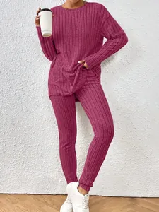 Detailansicht des gerippten Strick-Loungewear-Sets für Damen in Magenta für den Herbst