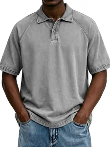 Detailansicht der verwaschenen Textur dieses grauen Vintage-Poloshirts für Herren