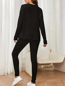 Rückansicht eines schwarzen Rippstrick-Loungewear-Sets für Damen in entspannter Passform.
