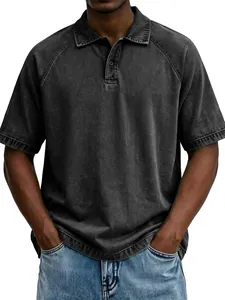 Nahaufnahme des vintage gewaschenen anthrazitfarbenen Herren-Poloshirts mit verwaschenem Stoff