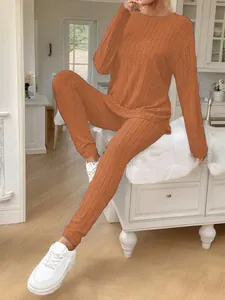 Zweiteiliges Damen-Lounge-Set aus geripptem Strick in Rostorange mit Rundhals-Top