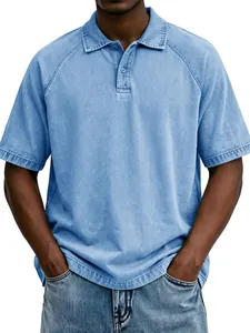Detailansicht eines gewaschenen hellblauen Herren-Poloshirts mit Vintage-Struktur