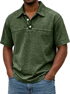 Vista detallada de polo de hombre verde lavado vintage con cuello de solapa y botones.