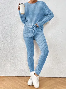 Damen Set aus blauem Rippstrick mit Rundhals-Oberteil und Leggings für den Herbst