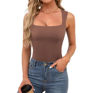 Canotta marrone aderente ed elegante con scollo quadrato senza maniche per donna casual