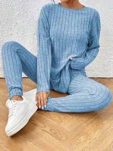 Detailansicht des hellblauen Damen-Strick-Loungewear-Sets mit weicher Rippstruktur