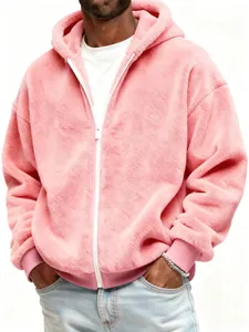 Sweat à capuche en peluche rose pour homme avec fermeture éclair et texture en fausse fourrure.