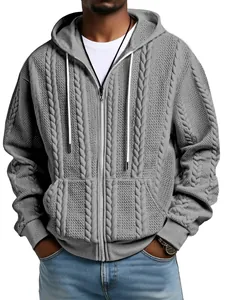 Detailansicht von grauem Herren-Kapuzenpullover mit Zopfmuster und Reißverschluss.