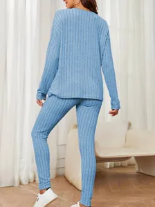 Rückansicht eines blauen gerippten Strick-Loungewear-Sets für Damen, lockere Passform und Textur.