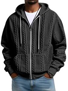 Detailansicht eines Herren-Strick-Hoodies mit Reißverschluss und Zopfmuster-Struktur