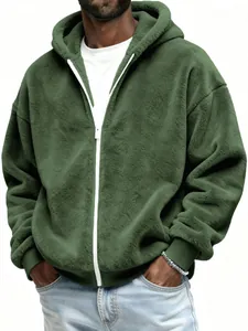 Vue détaillée montrant la texture du sweat à capuche en peluche vert pour homme avec fermeture