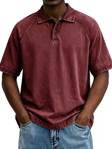 Nahaufnahme eines gewaschenen Herren-Poloshirts in Burgunderrot mit Retro-Vintage-Textur.