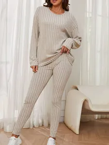 Bequemes Damen-Strickset aus Rippstrick, bestehend aus Rundhalsoberteil und langer Hose