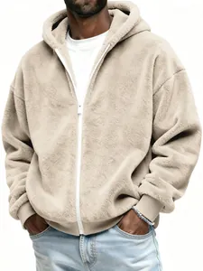 Détail d'un sweat à capuche beige en peluche zippé pour homme avec une coupe décontractée