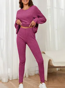 Lässiges violettes Strick-Lounge-Set für Damen mit Rundhalspullover und schmaler Hose