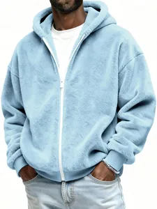 Gros plan sur la texture en peluche bleu clair du sweat à capuche zippé pour hommes