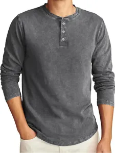 Detailansicht eines grauen, verwaschenen Herren-Langarmshirts mit Henley-Ausschnitt