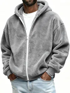 Détail d'un sweat à capuche gris en peluche pour homme avec une texture douce et chaude