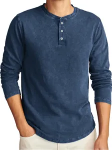 Detailansicht des dunkelblauen Henley-Hemdes mit Distressed-Baumwolltextur und Knopfleiste