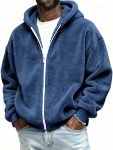 Détail d'un sweat à capuche bleu en peluche pour homme avec texture polaire douce.