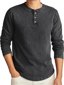 Detailansicht eines säuregewaschenen, dunkelgrauen Baumwoll-Henley-Shirts für Herren
