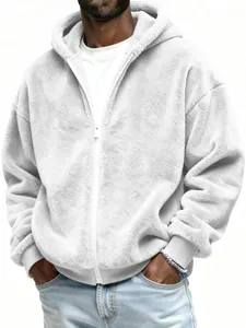 Détail d'un sweat-shirt à capuche en peluche blanc pour homme avec texture douce et fermeture éclair