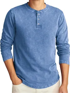 Detailansicht des gewaschenen blauen Henley-Shirts aus Baumwolle mit Drei-Knopf-Leiste.