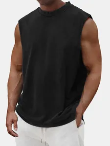 Detalle de una camiseta sin mangas de algodón negro pesado con diseño de bordes sin rematar.