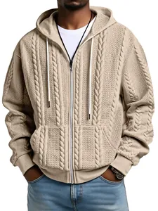 Detailaufnahme der beigen Zopfstrickstruktur an einer Herren-Strickjacke mit Kapuze.