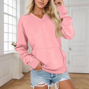 Detail eines rosa Damen-Sweatshirts mit V-Ausschnitt und praktischer Fronttasche