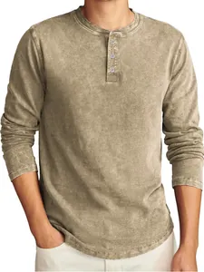 Detailaufnahme eines langärmeligen Henley-Shirts für Herren im Vintage-Look