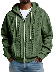 Detailansicht der grünen Herren Strickjacke mit Zopfmuster, Kapuze und Reißverschluss