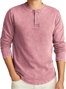 Detailansicht eines Herren-Henley-Shirts aus gewaschener Baumwolle mit Vintage-Stoffstruktur