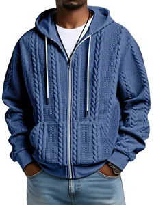 Detailansicht des blauen Herren-Zip-Hoodies mit Zopfmuster, Kordelzug und markanter Textur.