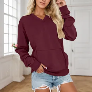 Detailansicht eines weinroten Damen-Sweatshirts mit V-Ausschnitt und Tasche