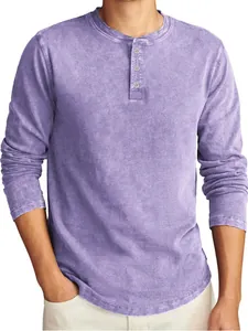 Vintage lila langärmeliges Henley-Shirt für Herren mit gewaschener Baumwolltextur