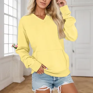 Detail des hellgelben Damen-Sweatshirts mit V-Ausschnitt und praktischer Vordertasche.