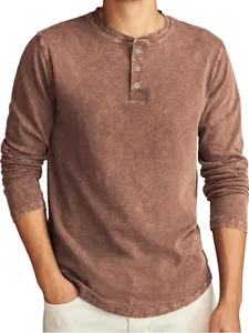 Nahaufnahme eines Herren-Henley-Shirts mit Distressed-Look und langen Ärmeln in Braun.